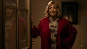 Garde-robe : Carmen Maura porte un t-shirt Tie and dye pour représenter Julia dans la saison 1