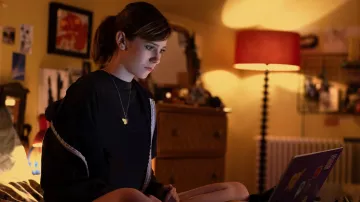 Probando atuendos de series de televisión: La princesa (Scarlett Rayner) lleva cárdigan negro en el episodio 1 de la temporada 4