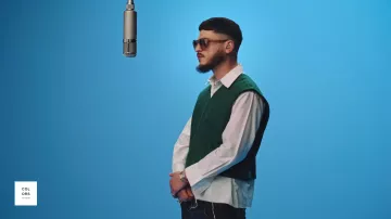 La montre argent portée par Bb Jacques dans sa vidéo RAINBOW | A COLORS SHOW