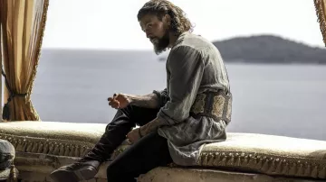 Vikings : Valhalla Tenues : Harald Sigurdsson (Leo Suter) porte un costume de ceinture médiévale surdimensionnée dans la saison 3