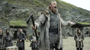 Vikings : Valhalla - Pengiaire : Erik le Rouge (Goran Višnjić) porte une veste à capuche en fourrure dans la saison 3