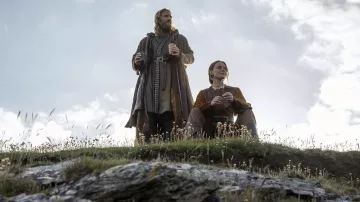 Vikings : Valhalla Pengire : Stigg (Leander Vyvey) porte un costume de robe longue en fourrure dans la saison 3