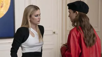 Obtenez les looks d’Emily in Paris : Camille (Camille Razat) porte un débardeur blanc dans la saison 4 de la série télévisée