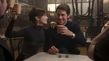 Armoire d’Emily à Paris : Gabriel (Lucas Bravo) porte une montre en or dans la saison 4 de la série télévisée