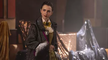 Tenues d’Emily in Paris saison 4 : Manteau en laine porté par Emily Cooper (Lily Collins) dans la série télévisée