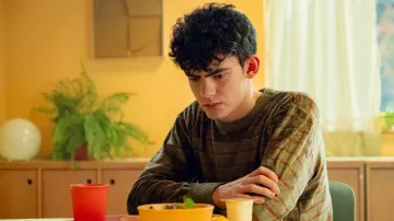 Tenues de la saison 3 de Heartstopper : Charlie Spring (Joe Locke) porte un t-shirt vert rayé dans la série télévisée