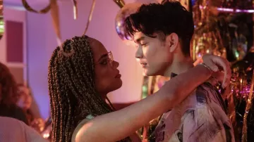 Obtenez le look de la série télévisée Heartstopper : Tao Xu (William Gao) porte une chemise imprimée dans la saison 3