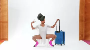 RuPaul’s Drag Race All Stars Wardrobe : Angeria Paris VanMicheals porte des chaussures à talons roses dans la saison 9, épisode 8