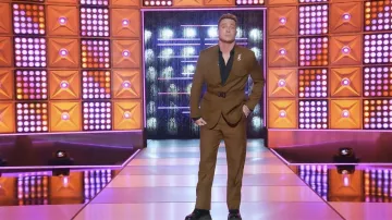 RuPaul’s Drag Race All Stars Wardrobe : Colton Haynes porte un costume marron dans la saison 9, épisode 7 de la série télévisée