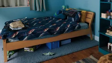 El escenario de la serie Heartstopper: La cama de Nick Nelson (Kit Connor) en el episodio 2, temporada 2