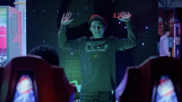 Robby Keene’s (Tanner Buchanan) Cobra Kai : Tool tee series vêtements dans la saison 6, épisode 1