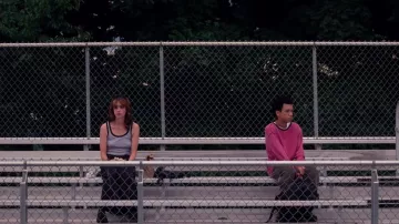 Tenues de film : Justice Smith porte un pull rose pour représenter Owen