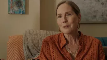 Tenues de la série télévisée sur le droit de la famille : Naomi (Jillian Fargey) porte des cerceaux plats dorés dans la saison 3, épisode 9