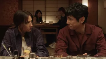 Wardrobe : Suzie (Rashida Jones) porte un kimono imprimé violet dans l’épisode 2 de la saison 1.