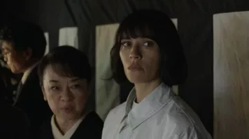 Obtenez les looks de la série télévisée Sunny : Rashida Jones porte une chemise bleu clair pour jouer Suzie dans l’épisode 4 de la saison 1