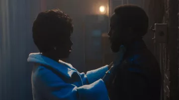 Tenues de la série télévisée Lady in the Lake : Cleo Sherwood (Moses Ingram) porte une montre dans la saison 1, épisode 2