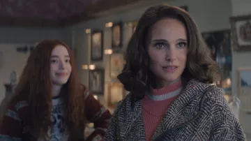 Lady in the Lake TV show Wardrobe : Maddie Schwartz (Natalie Portman) porte un manteau en laine dans la saison 1, épisode 3)