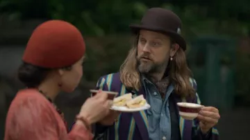 Time Bandits TV series Wardrobe : Alto (Tadhg Murphy) porte un chapeau melon marron dans la saison 1, épisode 4