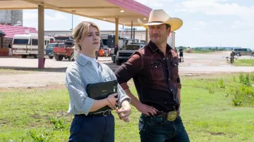 Mira el aspecto de la película Twisters: Glen Powell) lleva hebilla de cinturón para interpretar a Tyler