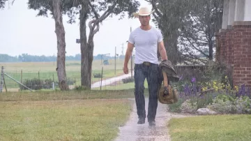 Twisters Movie Wardrobe: Glen Powell) lleva una bolsa de lona para interpretar a Tyler