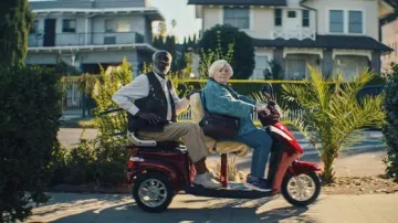 Atuendos de la película Thelma: Thelma (June Squibb) lleva zapatillas