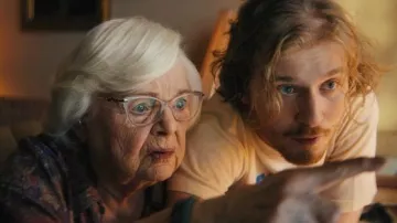 Atuendos de película de Thelma: June Squib usa anteojos