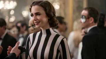 Découvrez les looks de la saison 4 d’Emily in Paris : Emily Cooper (Lily Collins) porte une combinaison rayée noire et blanche