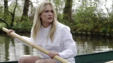 Tenues de la saison 4 d’Emily in Paris : Camille (Camille Razat) porte une chemise blanche avec de la dentelle dans la série télévisée