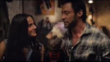 Atuendos de Deadpool y Wolverine: Logan, interpretado por Hugh Jackman, lleva una camisa a cuadros