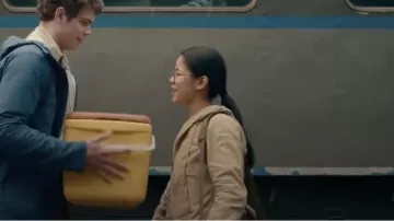 Le film The Half of It : Ellie Chu (Leah Lewis) porte un sweat à capuche beige jaune