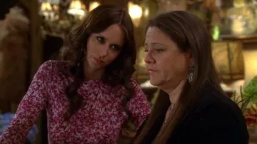 Tenues de la série télévisée Ghost Whisperer : Melinda Gordon (Jennifer Love Hewitt) porte une robe longue blanche rouge, dos nu dans l’épisode 11 de la saison 5