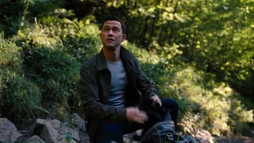 Les looks du film The Dark Knight Rises : Joseph Gordon-Levitt porte une veste kaki pour son rôle de Blake