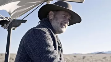 The looks of the movie The Mission: Tom Hanks wears a wide-brimmed cowboy hat for his role as Captain Kidd