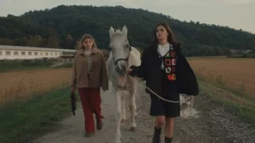 Tenues de film Amanda : Benedetta Porcaroli porte un gilet en crochet