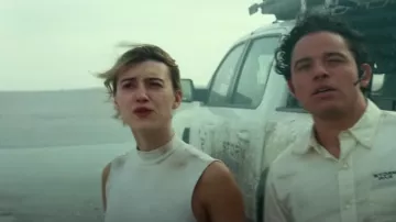Penderie du film Twisters : Kate (Daisy Edgar-Jones) porte un haut à col roulé blanc sans manches