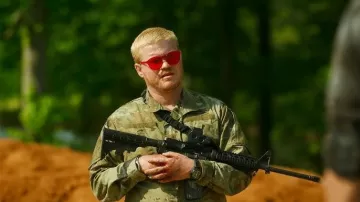 Los Looks de la pelicula Ci­vil War: Gafas de sol rojas de Jesse Plemons