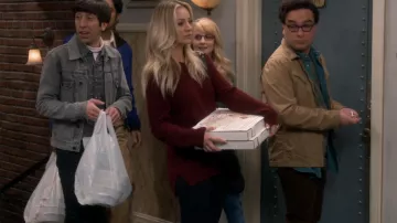 El vestuario de The Big Bang Theory: Kaley Cuoco lleva un suéter rojo para interpretar a Penny en el episodio 13 de la temporada 12