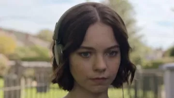 Les écouteurs de Pippa Fitz-Amobi (Emma Myers) dans Murder for Beginners Saison 1, épisode 3