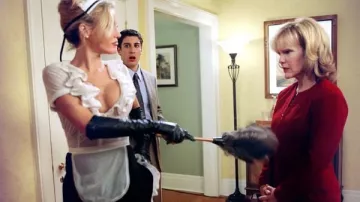 Tenue de film de mariage américain : Fraulein Brandi (Amanda Swisten) porte un costume de femme de chambre française