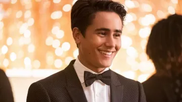 Les looks de la série Love, Victor : Victor Salazar (Michael Cimino) porte une veste de costumes à pois dans l'épisode 10, de la saison 1