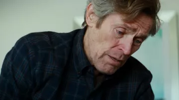 Film Kinds of Kindness : Willem Dafoe porte une chemise en flanelle