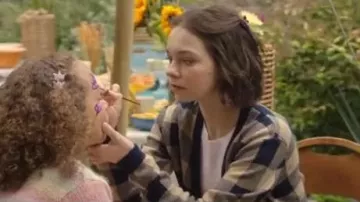 Meurtre pour débutants : Pip Fitz-Amobi (Emma Myers) porte des pinces à cheveux en forme de papillon dans l’épisode 5 de la saison 1