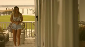 Outer Banks Outfits : Sac de sport de Sarah Cameron (Madelyn Cline) dans la saison 3, épisode 6