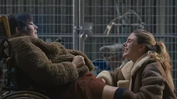Nous pourrions regretter les tenues de cette série télévisée : Freya (Kyla Harris) porte une veste sherpa dans la saison 1