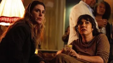 Nous pourrions regretter cette série télévisée Penderie : Freya (Kyla Harris) porte une robe Goldy dans la saison 1