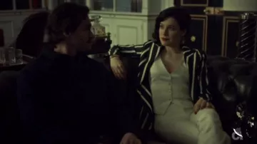 Les looks de la série Hannibal : le Dr. Alana Bloom (Caroline Dhavernas) porte une veste rayée noire et blanche dans l'épisode 9, de l'épisode 3
