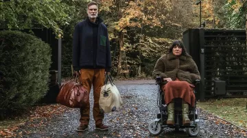 Nous pourrions regretter cette série télévisée tenues : Abe (Darren Boyd) porte une veste en laine bleu marine avec une poche verte dans la saison 1