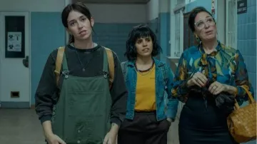 (Un)lucky Sisters Movie Wardrobe: Ángela (Leticia Siciliani) is wearing Khaki overalls