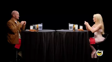 Sabrina Carpenter porte une robe corset rose en Hot Ones en juillet 2024