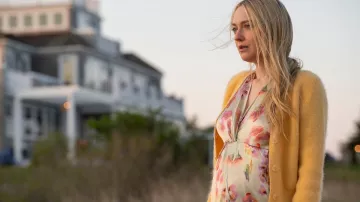 La garde-robe du couple parfait : Dakota Fanning porte un cardigan jaune pour incarner Abby Winbury dans la saison 1 de la série télévisée